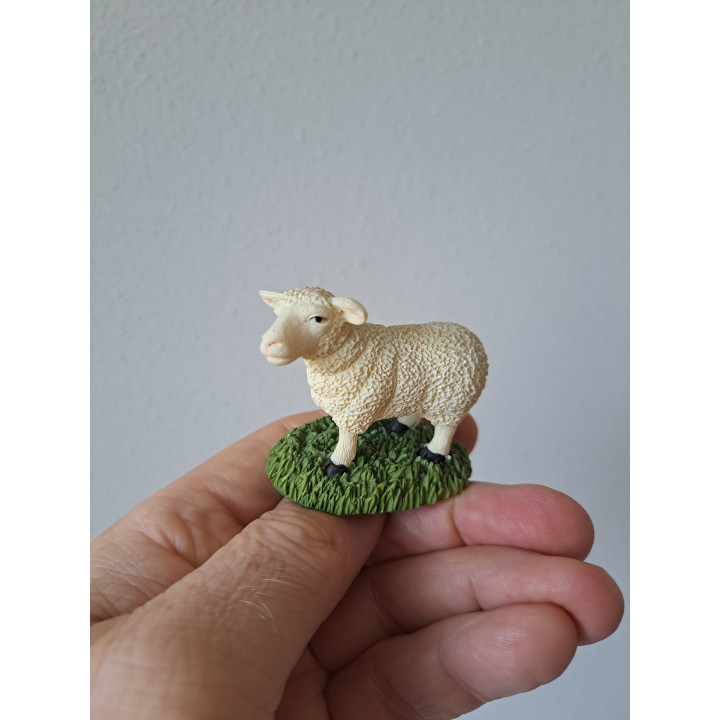 Schaap van kunsthars op het gras 6x3x5cm