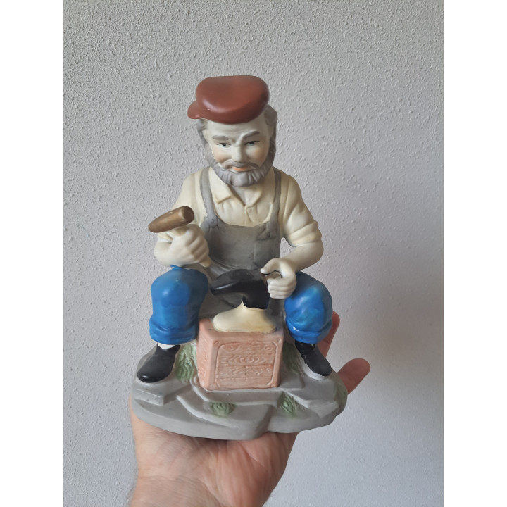 Grote schoenmaker beeld van porselein 14x12x20cm