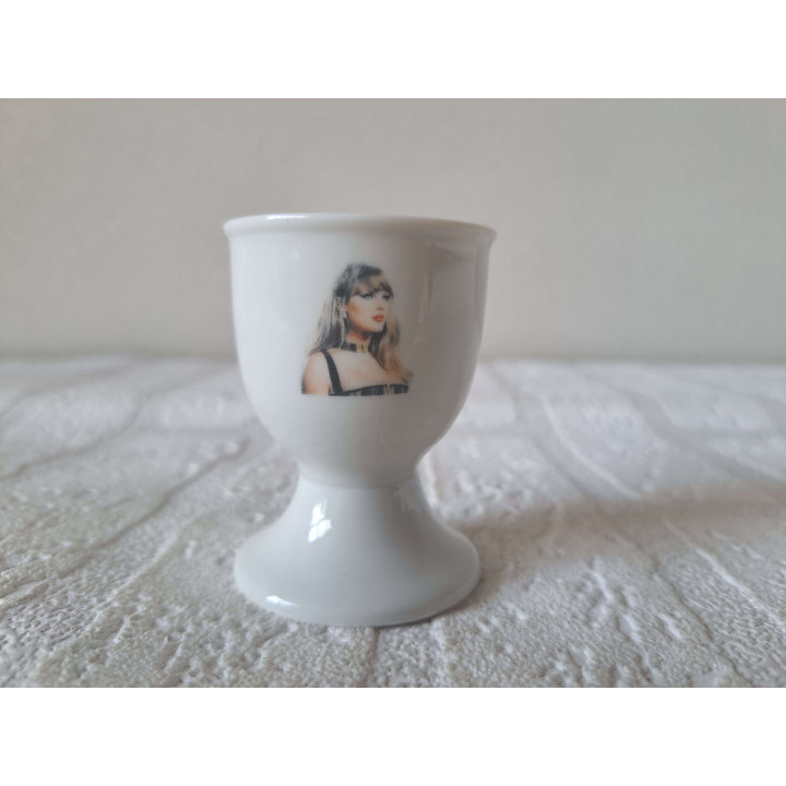 Eierdopje van porselein met Taylor Swift D4.5xH6cm - handgemaakt