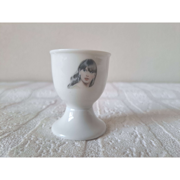 Eierdopje van porselein met Taylor Swift D4.5xH6cm - handgemaakt