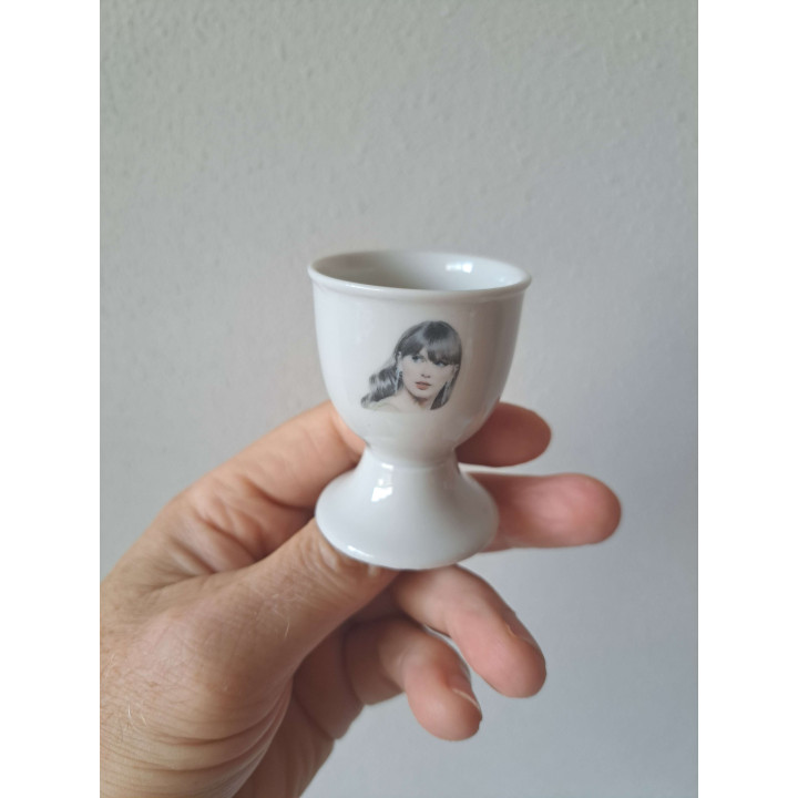 Eierdopje van porselein met Taylor Swift D4.5xH6cm - handgemaakt