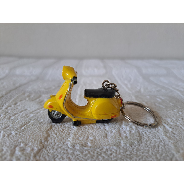Sleutelhanger Vespa P200E 1978 van kunsthars 4.5x1.5x3.5cm - dierfiguren