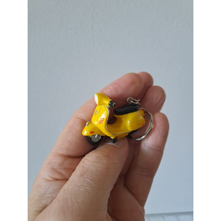 Sleutelhanger Vespa P200E 1978 van kunsthars 4.5x1.5x3.5cm