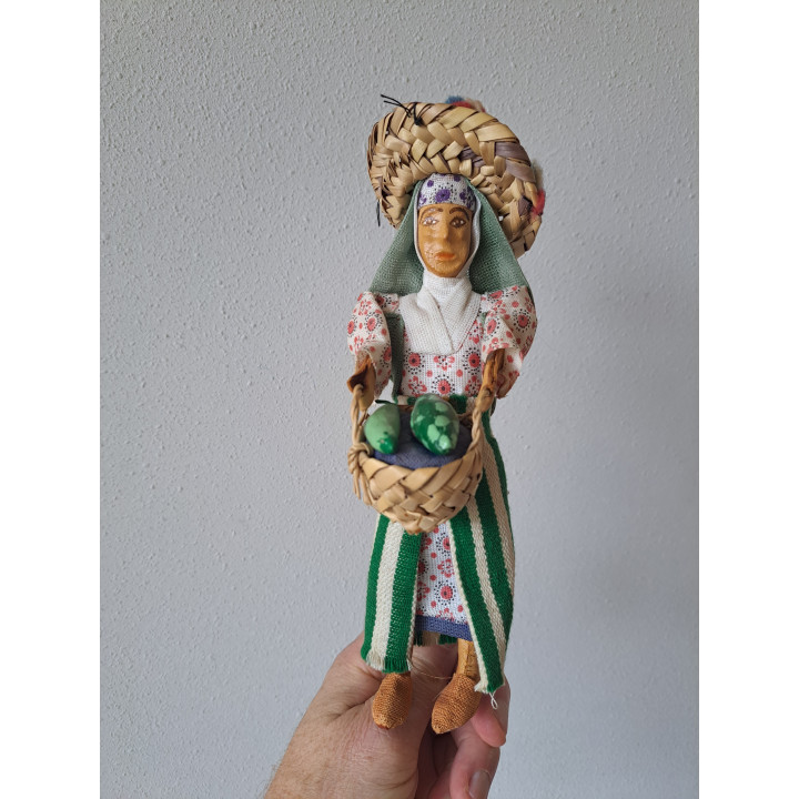 Straatverkoper pop in klederdracht van stof 6x10x27cm