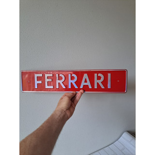 Naam Ferrari op een geëmailleerde wandplaat 52x11x0.3cm