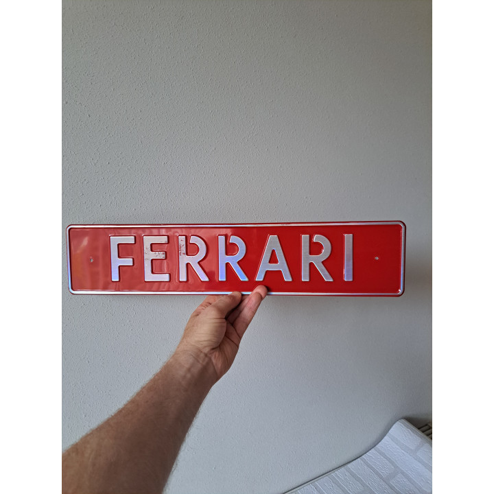 Naam Ferrari op een geëmailleerde wandplaat 52x11x0.3cm