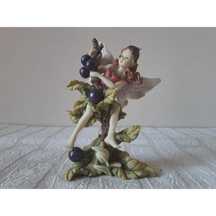 Elfje met een fruitstruik bessen 12x10x17cm, van kunsthars