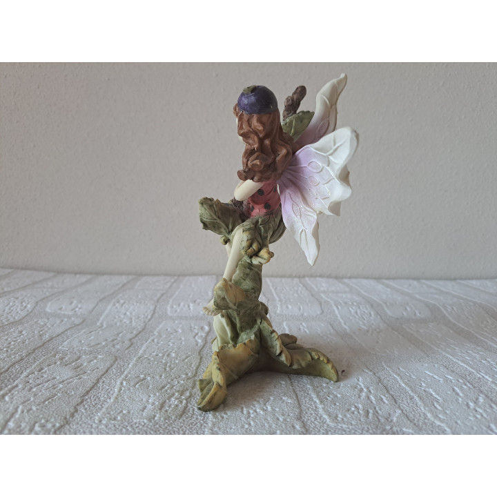 Elfje met een fruitstruik bessen 12x10x17cm, van kunsthars