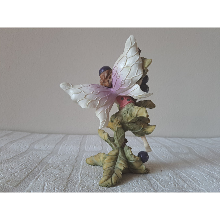 Elfje met een fruitstruik bessen 12x10x17cm, van kunsthars