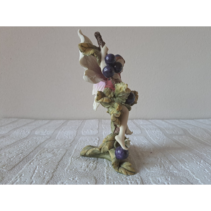 Elfje met een fruitstruik bessen 12x10x17cm, van kunsthars