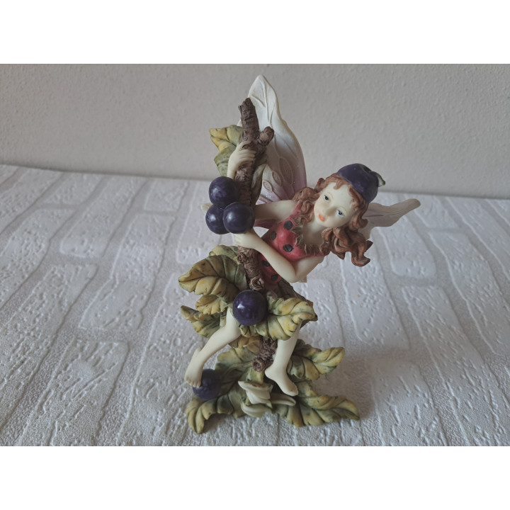 Elfje met een fruitstruik bessen 12x10x17cm, van kunsthars