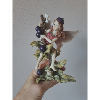 Elfje van kunsthars tussen een fruitstruik 12x10x17cm