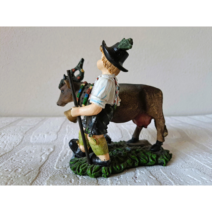 Duitse jongen als herder met koe 14x10x12.5cm, van kunsthars