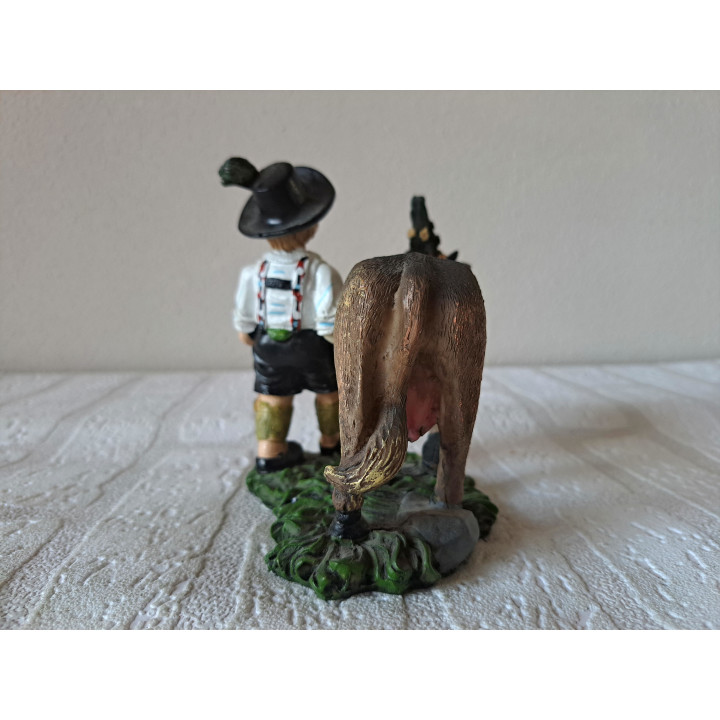 Duitse jongen als herder met koe 14x10x12.5cm, van kunsthars