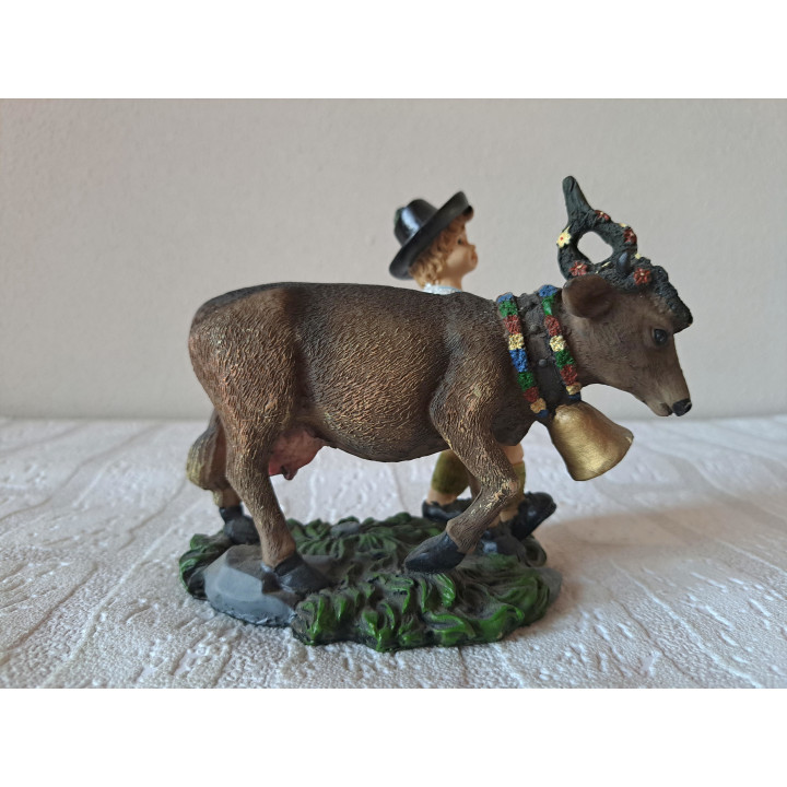 Duitse jongen als herder met koe 14x10x12.5cm, van kunsthars