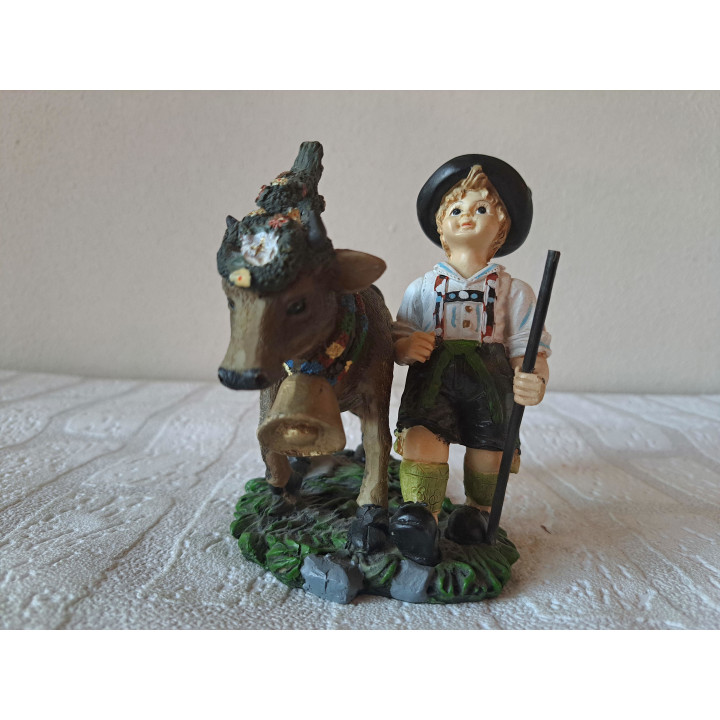 Duitse jongen als herder met koe 14x10x12.5cm, van kunsthars