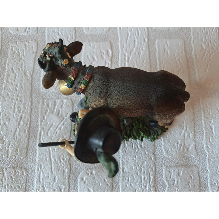 Duitse jongen als herder met koe 14x10x12.5cm, van kunsthars