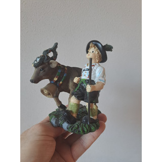 Duitse jongen herder van kunsthars met koe 14x10x12.5cm