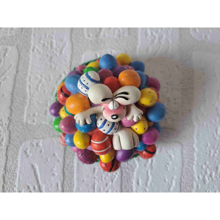 Diddl van kunsthars tussen berg gekleurde eieren D10xH8cm - diddl