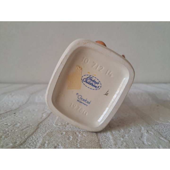 Meisje met koptelefoon Jodays children 1978 Goebel Collections 10-712-14 - Verzamelobjecten