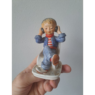 Meisje van porselein met koptelefoon Goebel 7x6.5x13cm