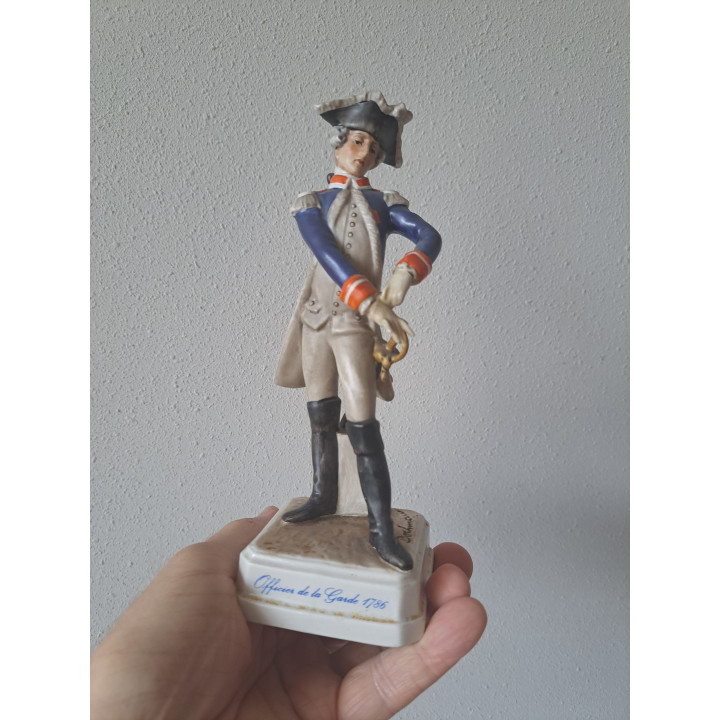 Soldaat de la garde 1757 van porselein Goebel 6x9x20cm