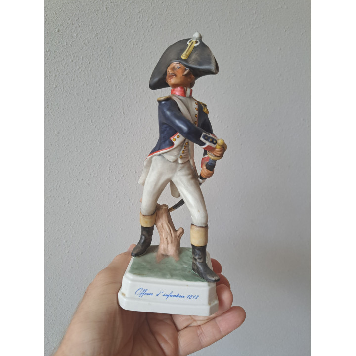 Officier infanterie 1812 van porselein Goebel 6x9x20cm