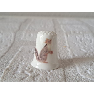 Eekhoorn met een lange staart vingerhoedje Eekhoorn met een lange staart vingerhoedje