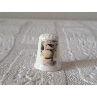 Houten beeld van een Eekhoorn vingerhoedje