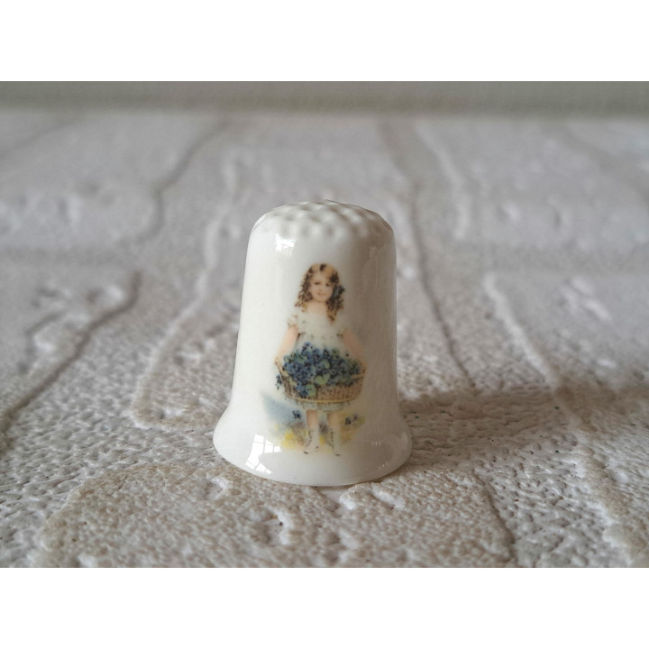 Bloemenmeisje met mand vingerhoedje
