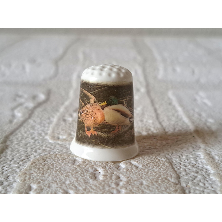 Eend slaapt vingerhoedje