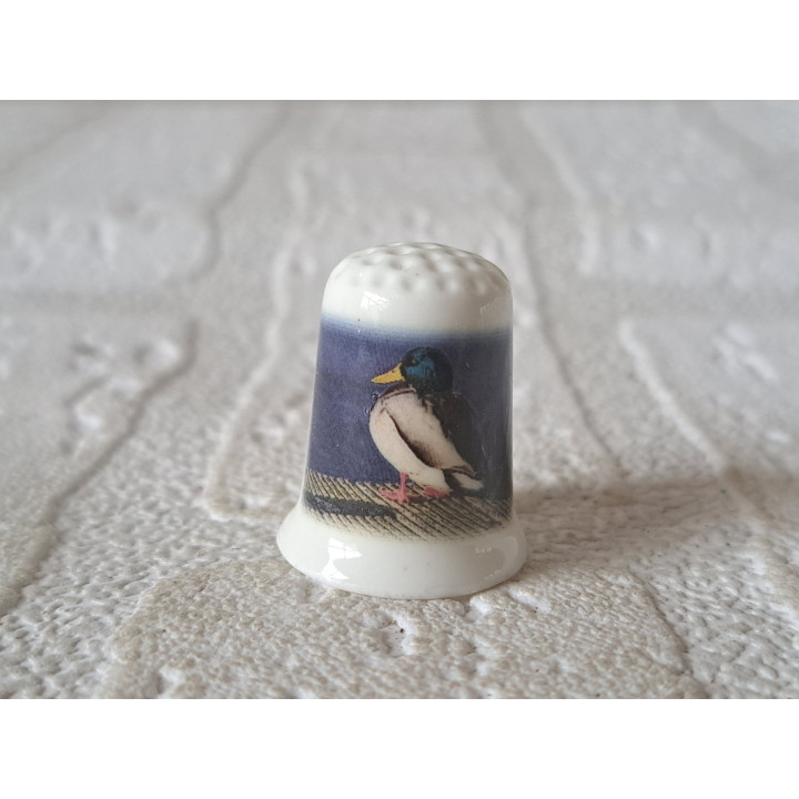 Eend aan de waterkant vingerhoedje Eend aan de waterkant vingerhoedje