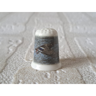 Eend vliegt boven het water vingerhoedje Eend vliegt boven het water vingerhoedje