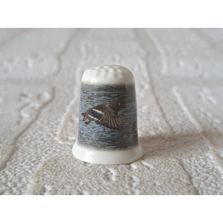 Eend vliegt boven het water vingerhoedje Eend vliegt boven het water vingerhoedje