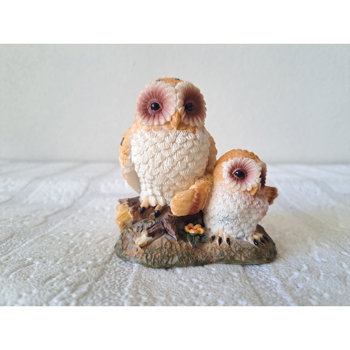 Uil met jong met gespreide vleugels, kunsthars 5x5.5x10.5cm - dierfiguren