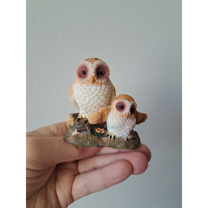 Uil met jong met gespreide vleugels, kunsthars 5x5.5x10.5cm