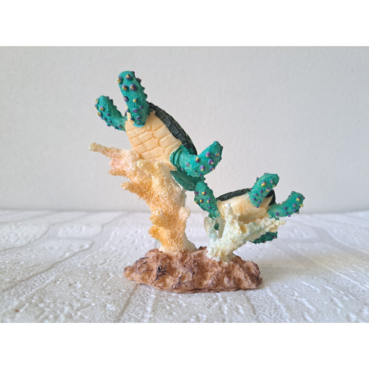 Schildpadden en koraal, donkgroen, kunsthars 11.5x5.5x10.5cm - dierfiguren
