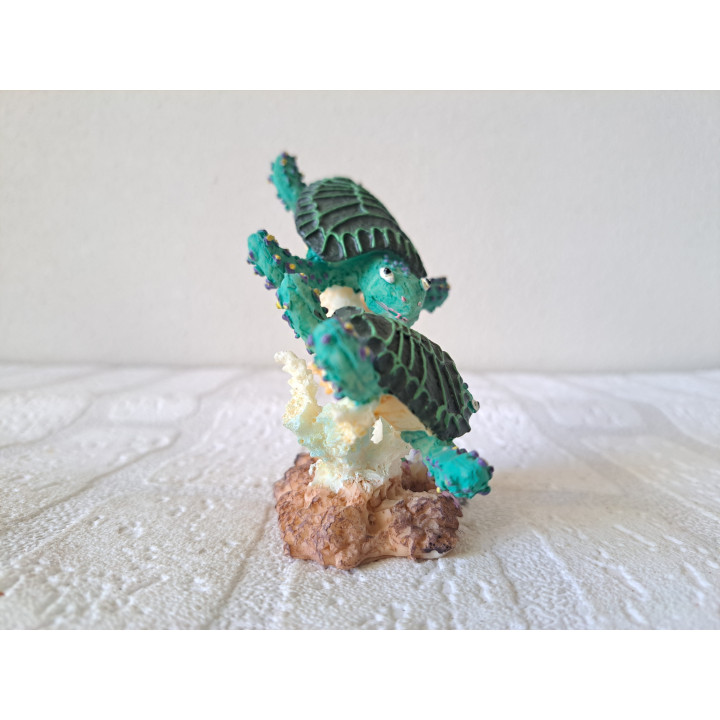 Schildpadden en koraal, donkgroen, kunsthars 11.5x5.5x10.5cm - dierfiguren