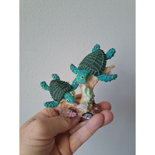 Schildpadden en koraal, donkgroen, kunsthars 11.5x5.5x10.5cm