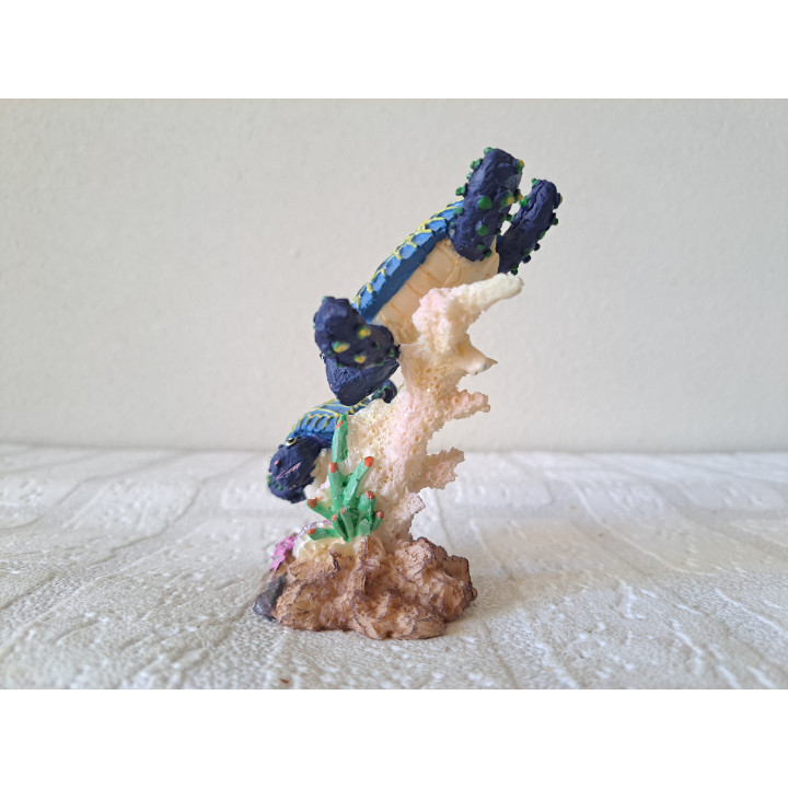 Schildpadden en koraal, blauw, kunsthars 11.5x5.5x10.5cm - dierfiguren