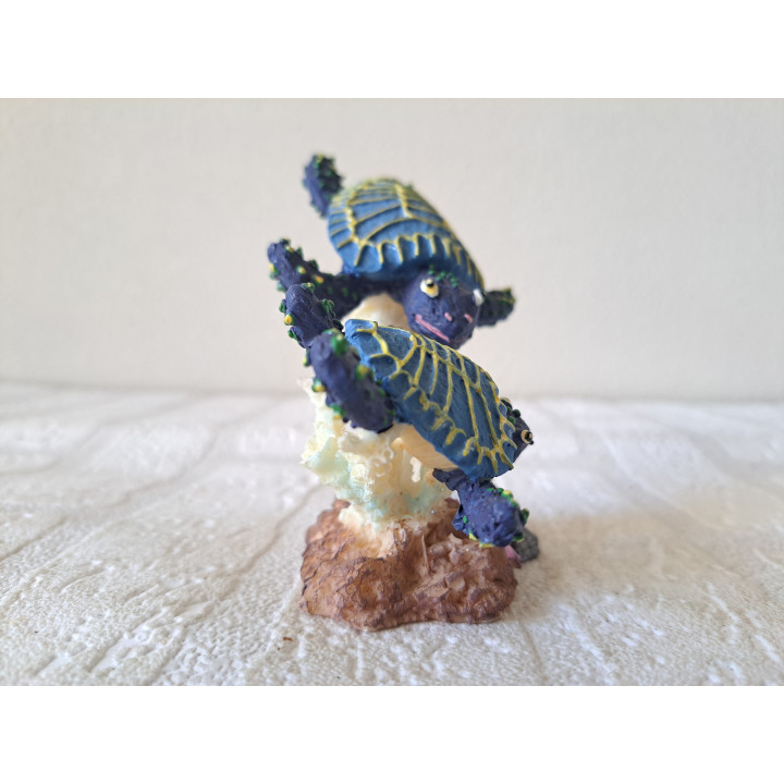 Schildpadden en koraal, blauw, kunsthars 11.5x5.5x10.5cm - dierfiguren