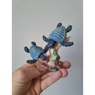 Schildpadden en koraal, blauw, kunsthars 11.5x5.5x10.5cm