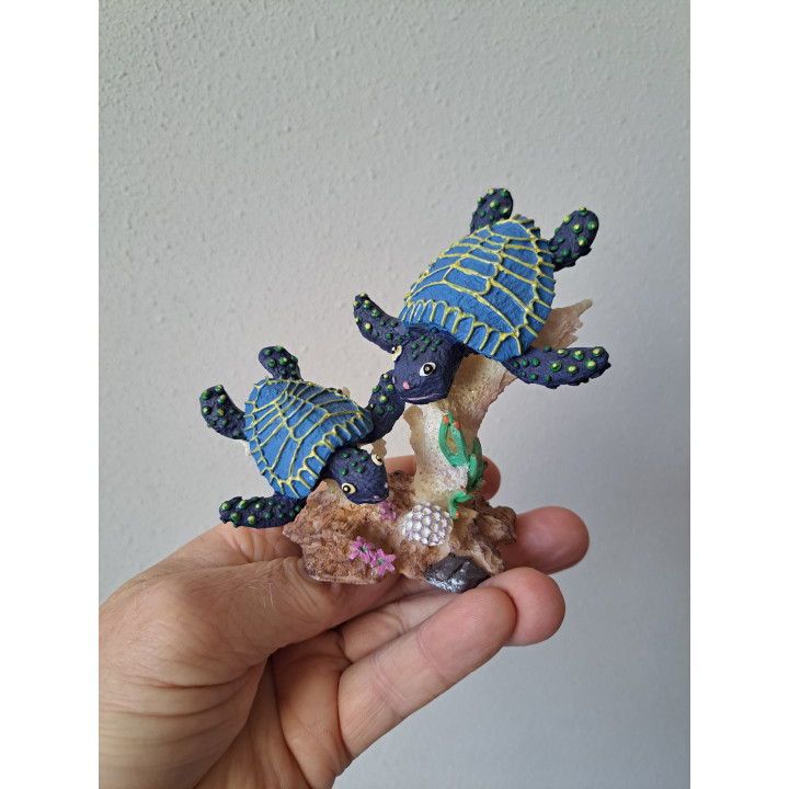 Schildpadden en koraal, blauw, kunsthars 11.5x5.5x10.5cm