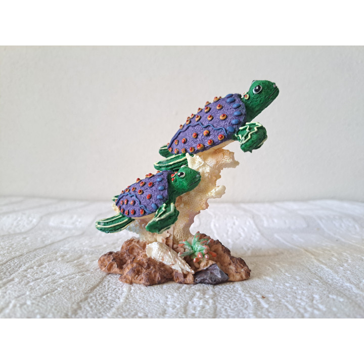 Schildpadden en koraal, paars, kunsthars 11.5x5.5x10.5cm - dierfiguren