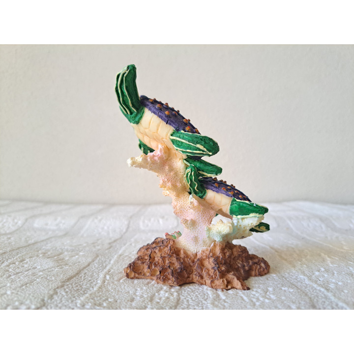 Schildpadden en koraal, paars, kunsthars 11.5x5.5x10.5cm - dierfiguren