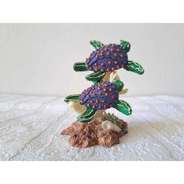 Schildpadden en koraal, paars, kunsthars 11.5x5.5x10.5cm - dierfiguren