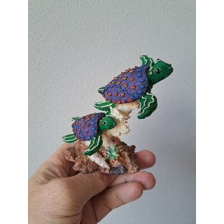 Schildpadden en koraal, paars, kunsthars 11.5x5.5x10.5cm