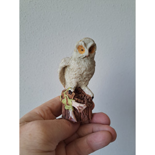 Uil op een boomstronk, kunsthars 5.5x5x10cm