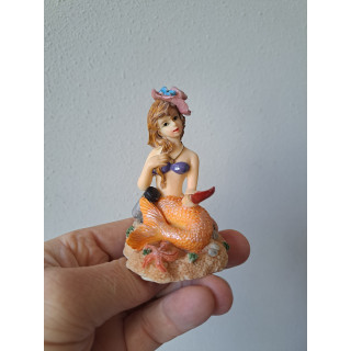 Zeemeermin met hoedje en spiegel, kunsthars 6.5x5x9cm