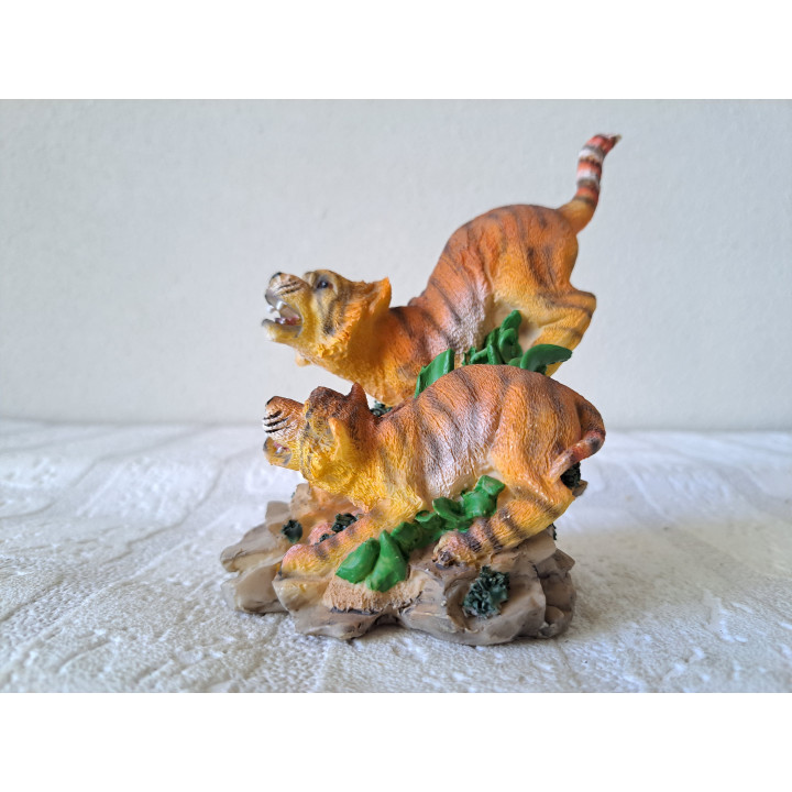 Tijgers op een rots, kunsthars 10x6.5x12.5cm - dierfiguren